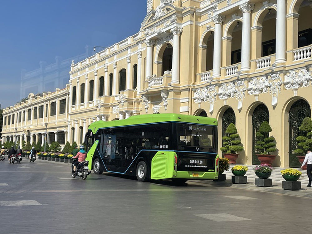 Tuyến xe buýt điện đầu tiên lỗ 30 tỉ đồng, TP HCM lên phương án giải cứu - Ảnh 2.