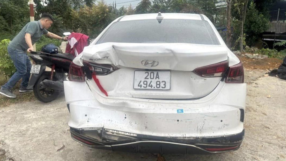 Đằng sau những bức ảnh TNGT: Hyundai Accent bị đâm bẹp đuôi do tài xế công-ten-nơ không quan sát - Ảnh 2.