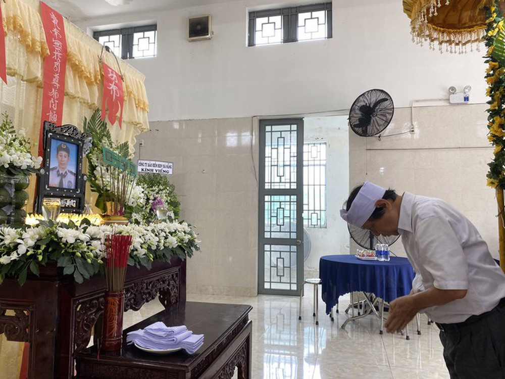 Bảo vệ ngân hàng bị đâm tử vong: Nhận lương mỗi tháng chưa đến 5 triệu đồng - Ảnh 2.