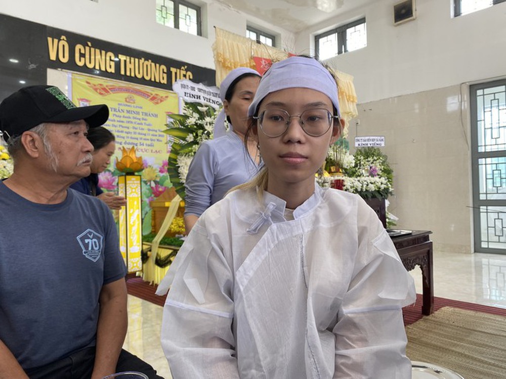 Bảo vệ ngân hàng bị đâm tử vong: Nhận lương mỗi tháng chưa đến 5 triệu đồng - Ảnh 1.