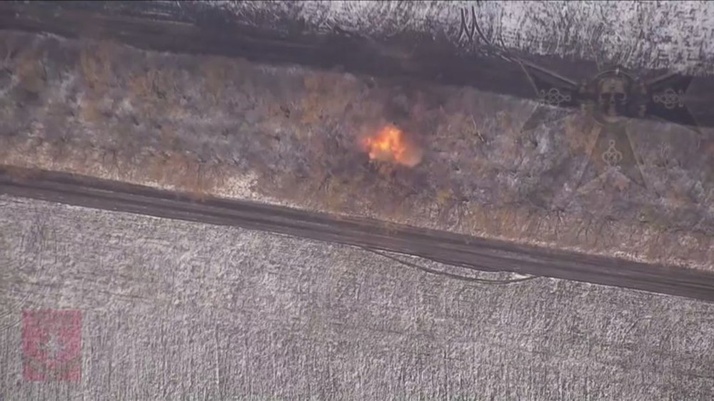Video UAV Lancet làm tắt tiếng pháo đối phương - Ảnh 1.