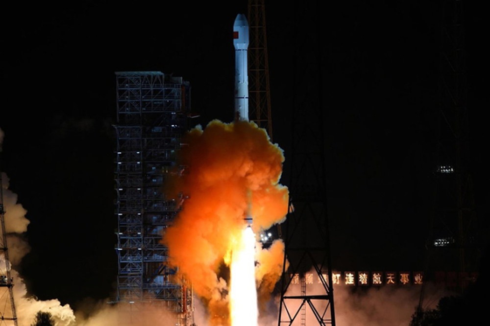 Khoa học gia Mỹ: Tên lửa đẩy Trung Quốc va vào Mặt trăng mang theo thứ gì đó bí ẩn - Ảnh 1.