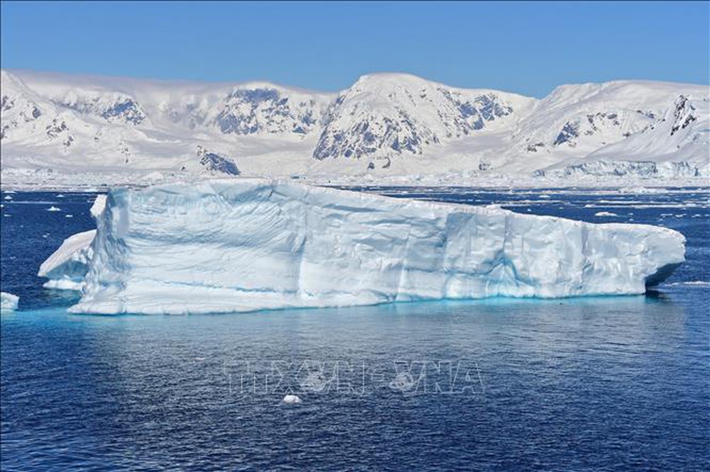Tảng băng trôi lớn nhất thế giới dịch chuyển lần đầu tiên sau 30 năm - Ảnh 1.