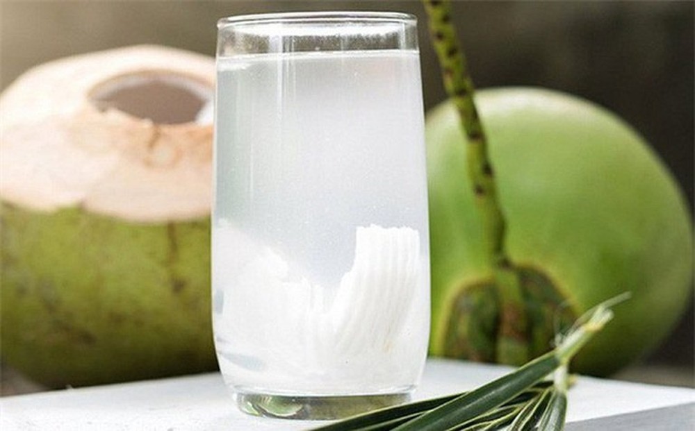 Sự thật chuyện uống nước dừa thường xuyên sẽ gây loãng máu và những thay đổi của cơ thể khi uống nhiều loại nước này - Ảnh 1.