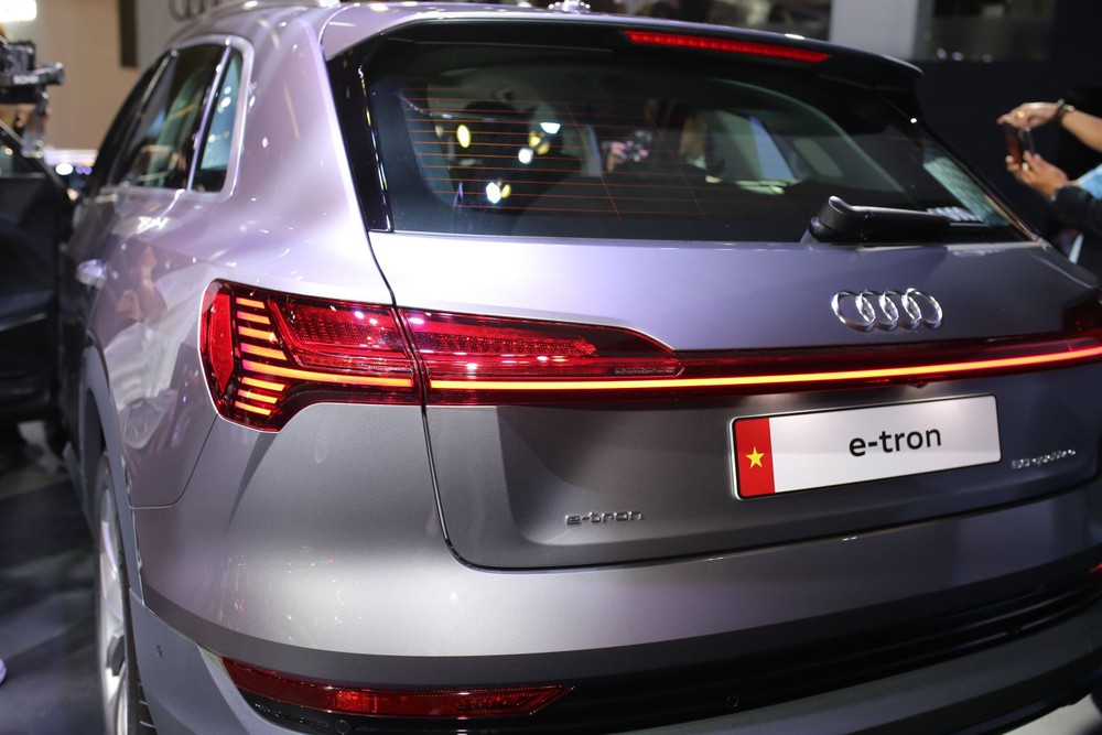 Audi e-tron sắp nâng cấp tầm vận hành tại Việt Nam: Sạc 1 lần dư sức chạy Hà Nội - Quảng Bình, xa hơn BMW iX3 - Ảnh 8.