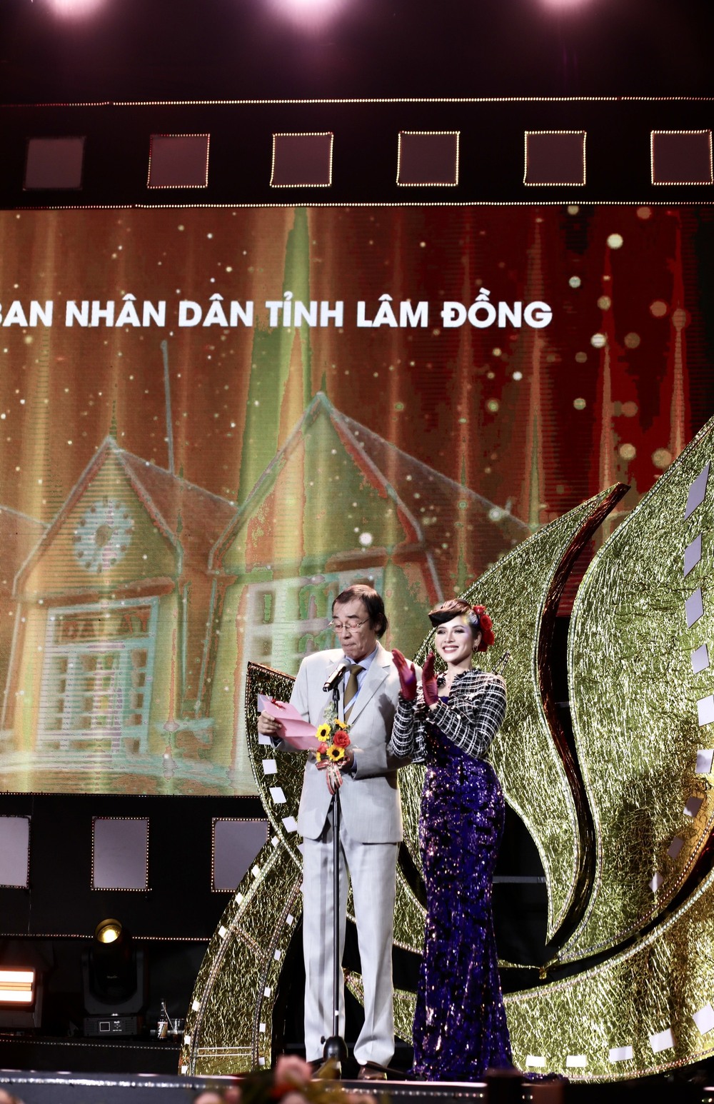 Thái Nhã Vân hồi hộp khi cùng NSND Đào Bá Sơn công bố kết quả tại Liên hoan phim Việt Nam - Ảnh 3.