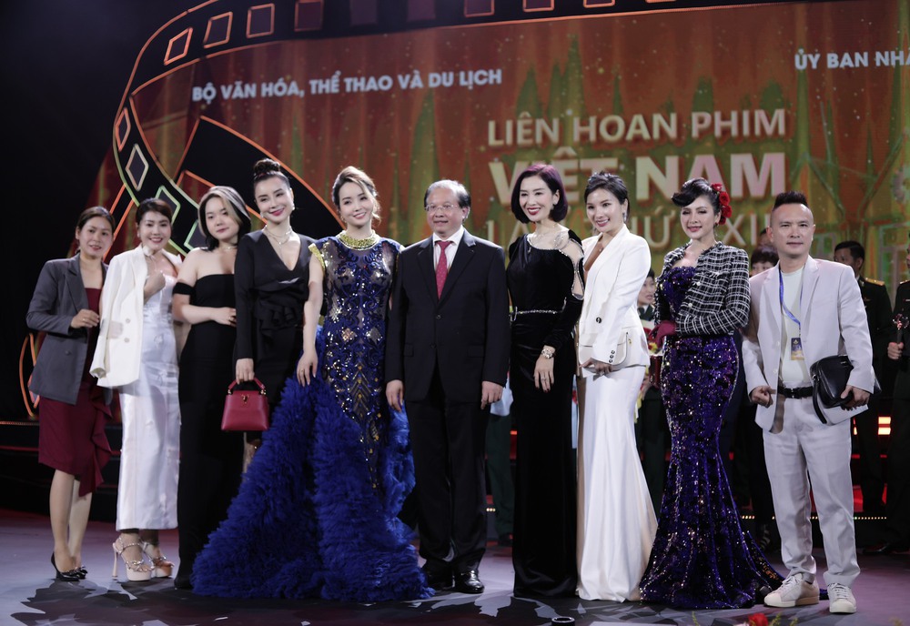 Thái Nhã Vân hồi hộp khi cùng NSND Đào Bá Sơn công bố kết quả tại Liên hoan phim Việt Nam - Ảnh 4.