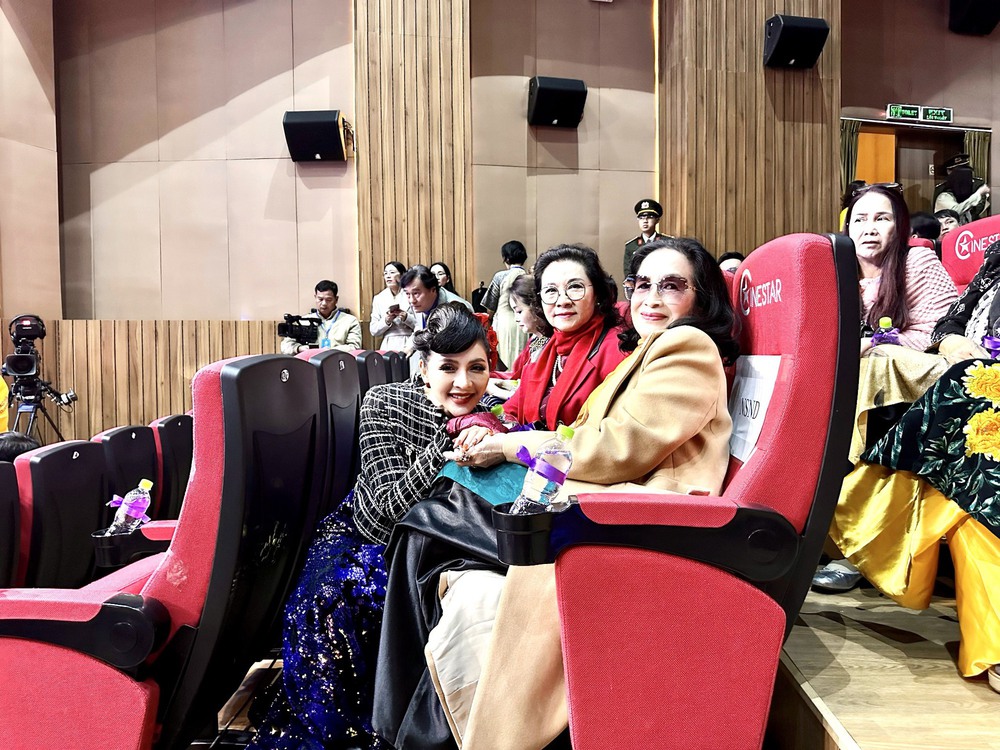 Thái Nhã Vân hồi hộp khi cùng NSND Đào Bá Sơn công bố kết quả tại Liên hoan phim Việt Nam - Ảnh 5.