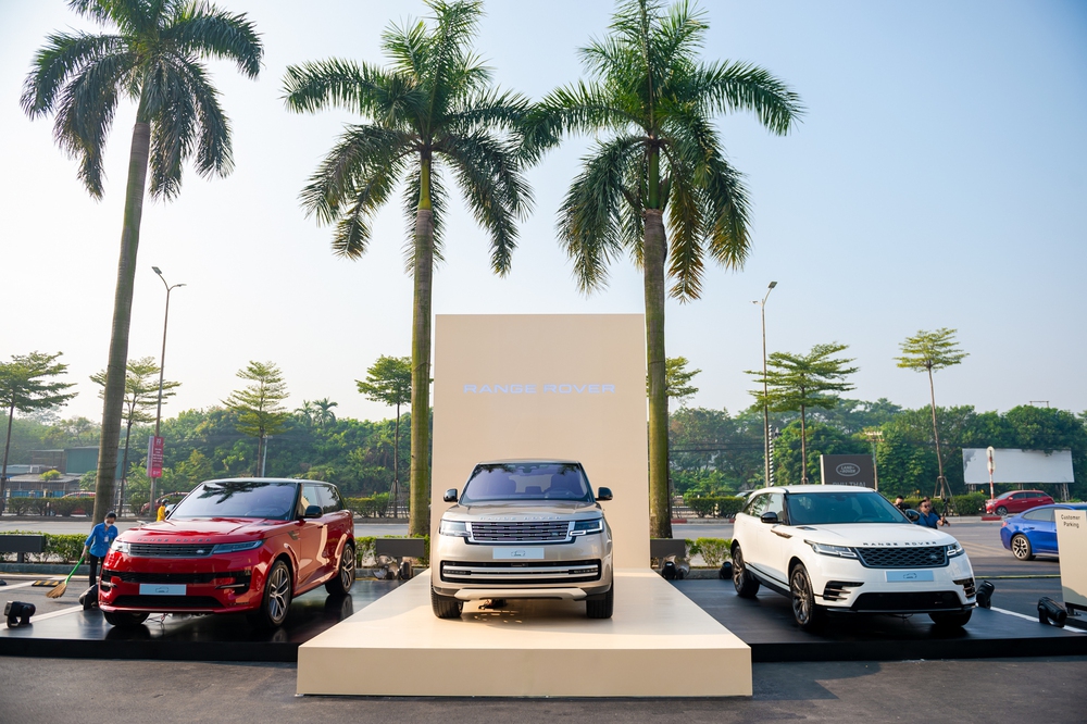 Sướng như người mua Land Rover tại Việt Nam: Xem nghệ thuật, lên cấu hình, chốt đơn từ trên cao, có quầy bar riêng phục vụ - Ảnh 10.