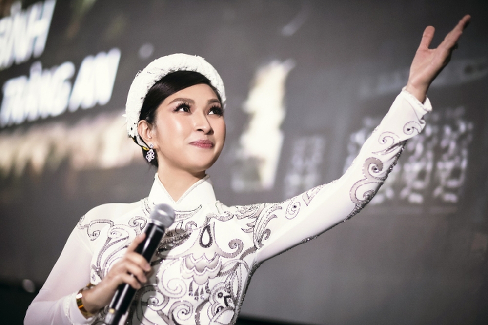 Ca sĩ Nguyễn Hồng Nhung diện áo dài, hát Xin chào Việt Nam tại Liên hoan phim thế giới châu Á 2023 - Ảnh 3.