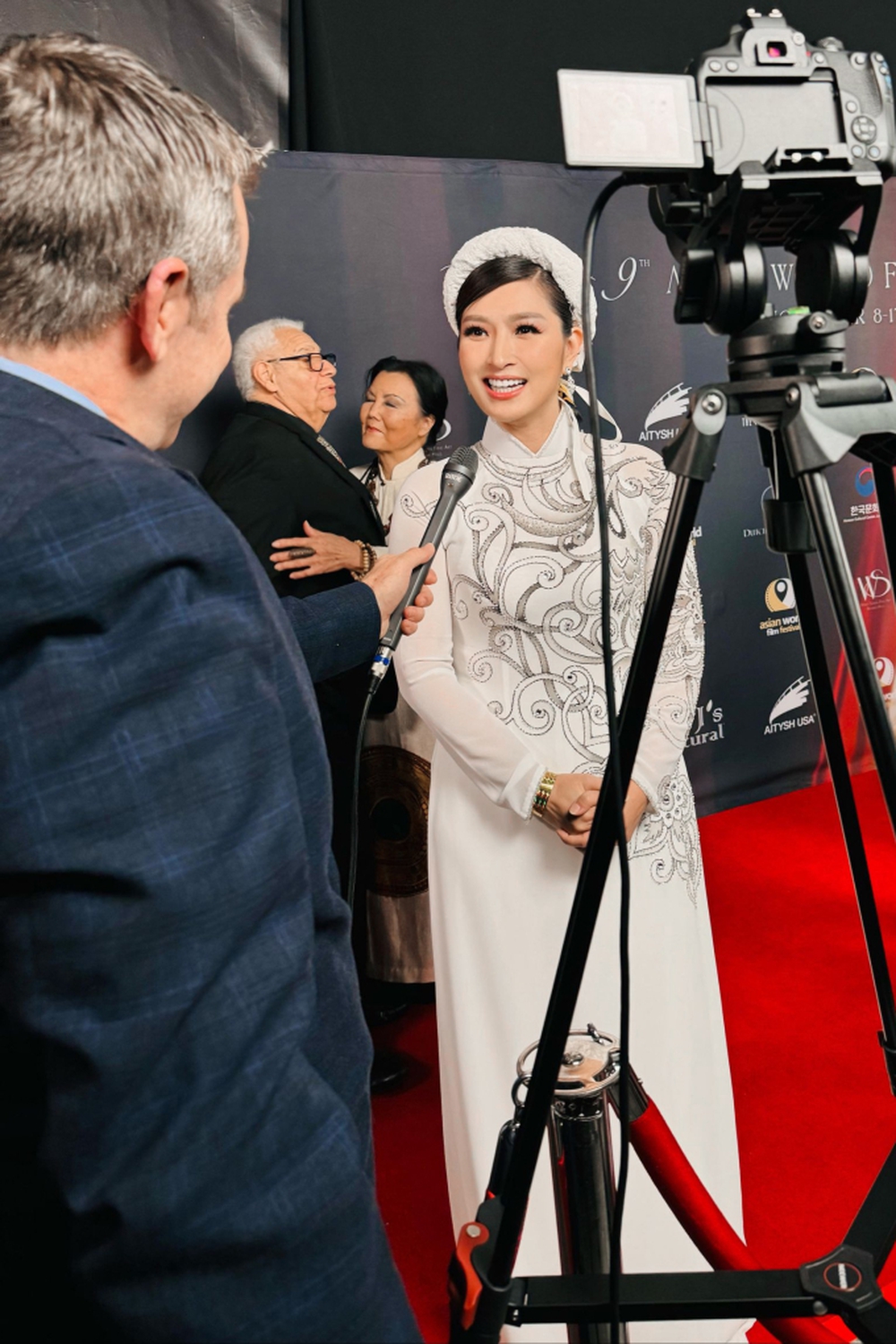 Ca sĩ Nguyễn Hồng Nhung diện áo dài, hát Xin chào Việt Nam tại Liên hoan phim thế giới châu Á 2023 - Ảnh 2.