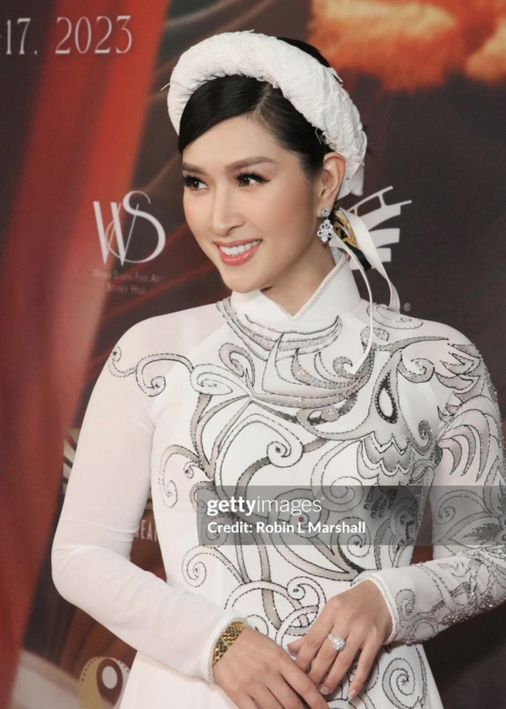 Ca sĩ Nguyễn Hồng Nhung diện áo dài, hát Xin chào Việt Nam tại Liên hoan phim thế giới châu Á 2023 - Ảnh 1.