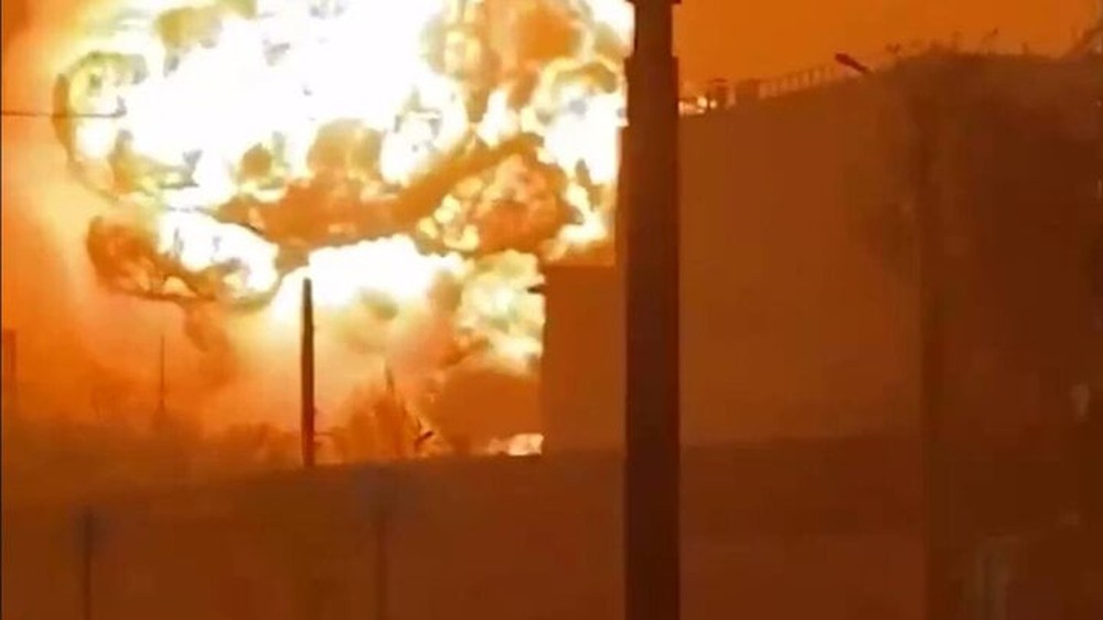 Báo Anh: Cháy lớn ở nhà máy xe tăng Nga - Ảnh 1.