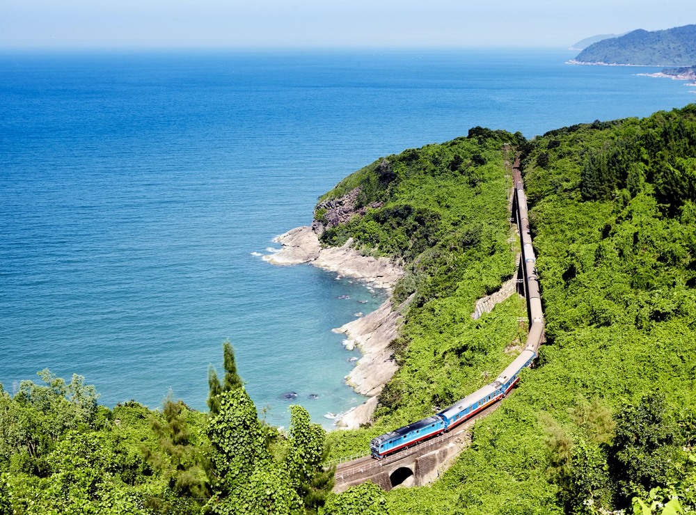 Sẽ có đoàn tàu hạng sang chạy trên tuyến đường sắt Bắc - Nam đẹp nhất thế giới? - Ảnh 2.