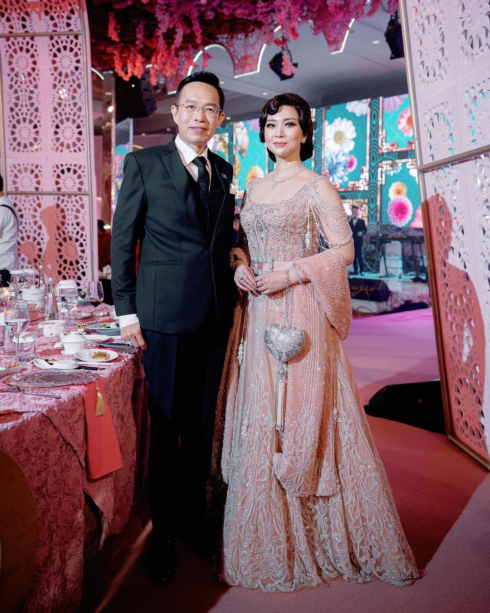 Con trai cựu chủ tịch AirAsia kết hôn với ái nữ trùm bất động sản: Chi tới 117 tỷ, tặng quà khách mời toàn Hermes - Ảnh 7.