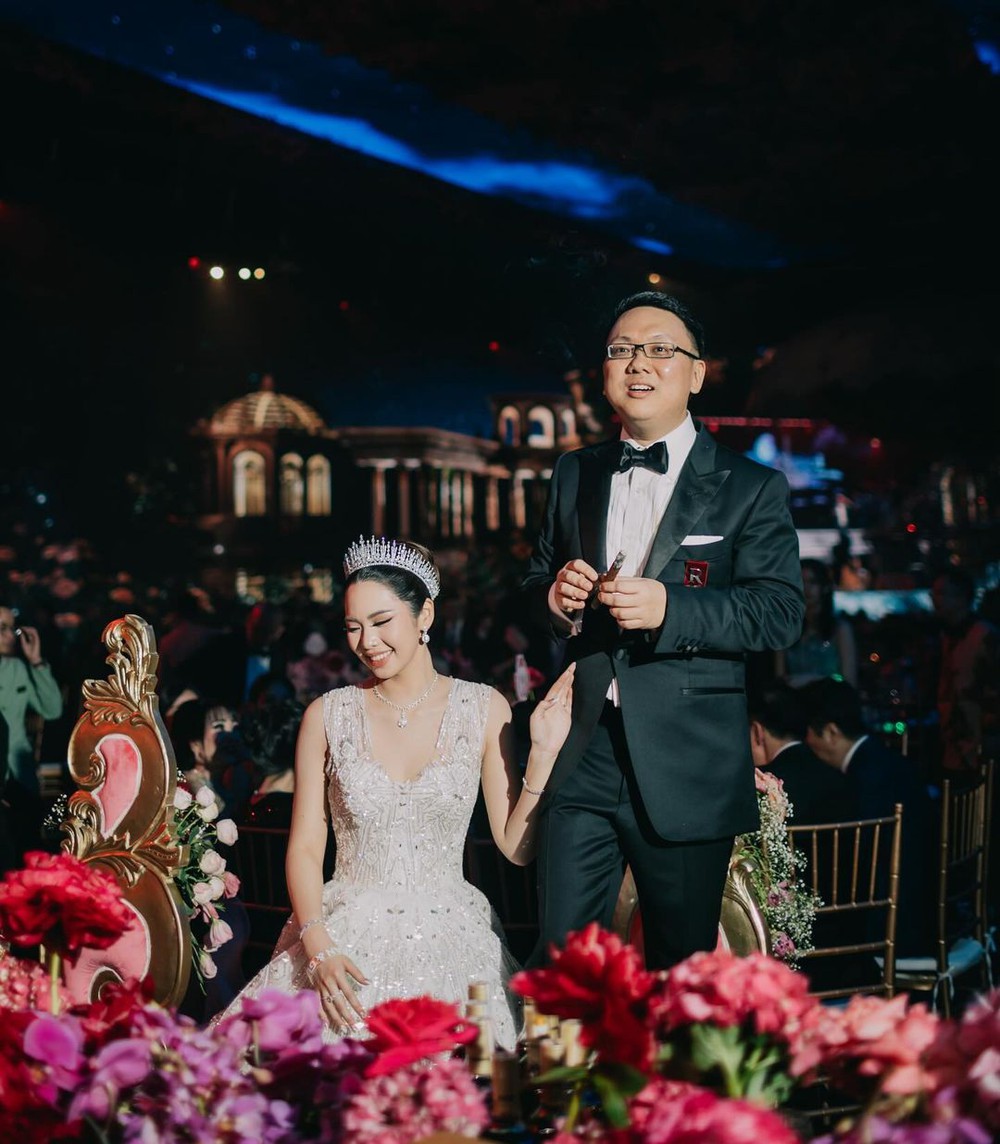 Con trai cựu chủ tịch AirAsia kết hôn với ái nữ trùm bất động sản: Chi tới 117 tỷ, tặng quà khách mời toàn Hermes - Ảnh 3.