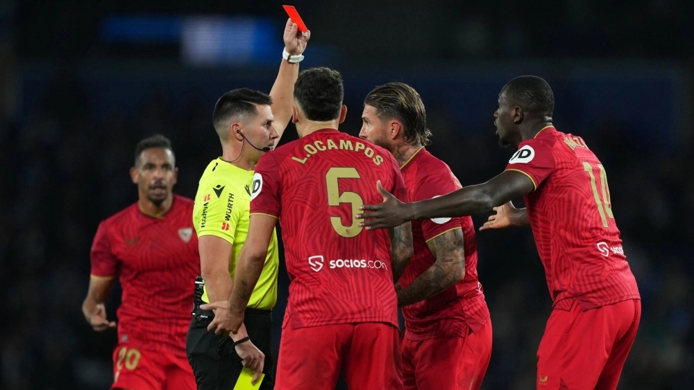 Hy hữu: Sergio Ramos nhận “2 thẻ đỏ” sau pha phạm lỗi thô bạo - Ảnh 2.