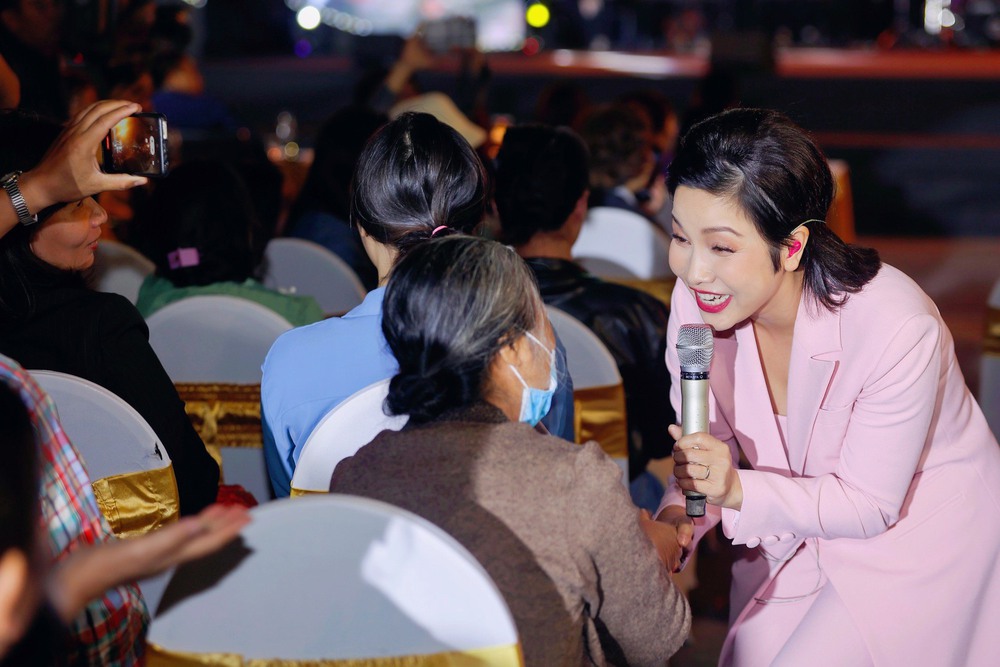 Diva Mỹ Linh bắt tay từng khán giả, bất ngờ với sân khấu đậm chất thu của đạo diễn Vạn Nguyễn - Ảnh 3.