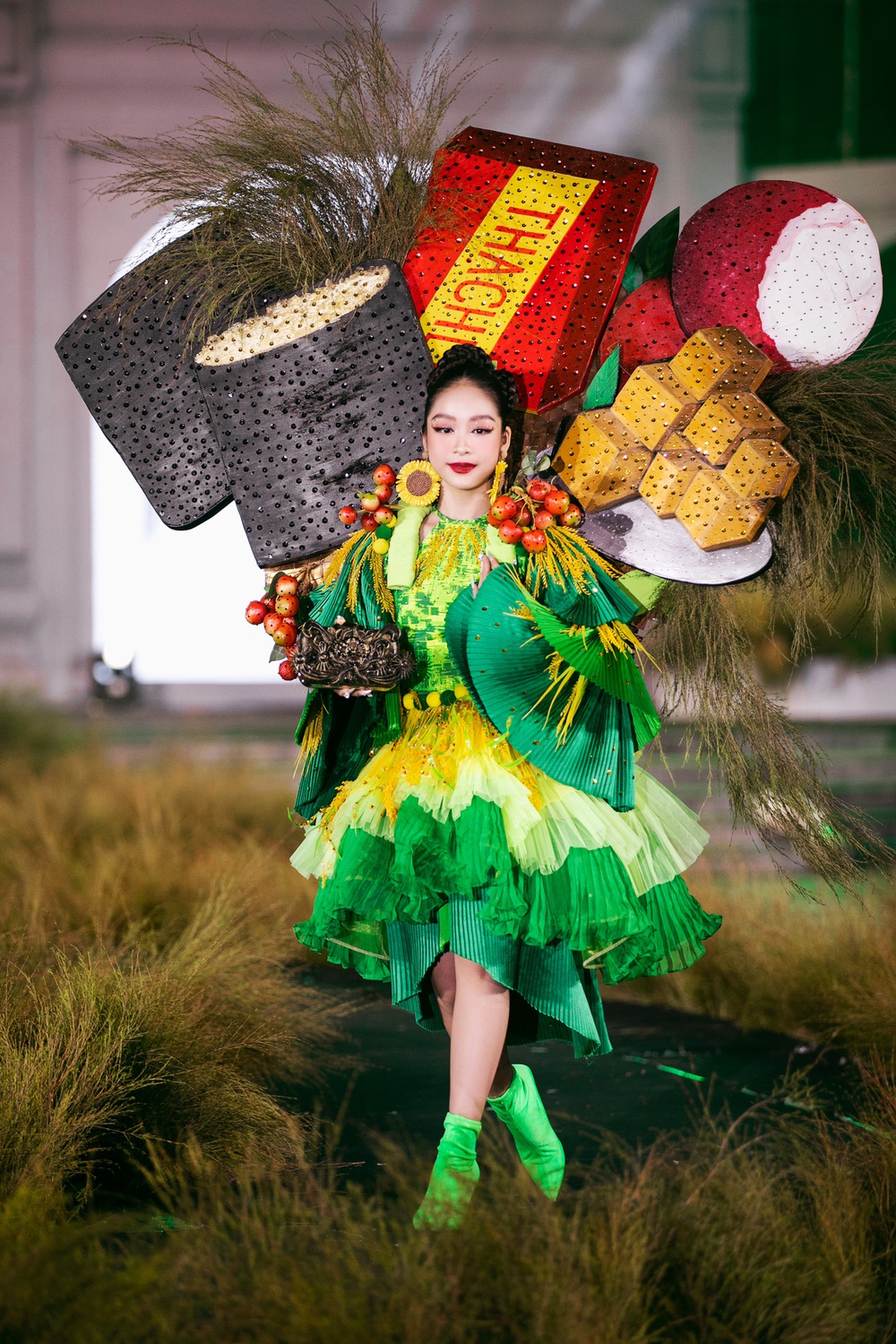 Hoa hậu Tiểu Vy, Bảo Ngọc tỏa sáng trên sàn diễn thời trang Ký họa quê hương - Ảnh 3.