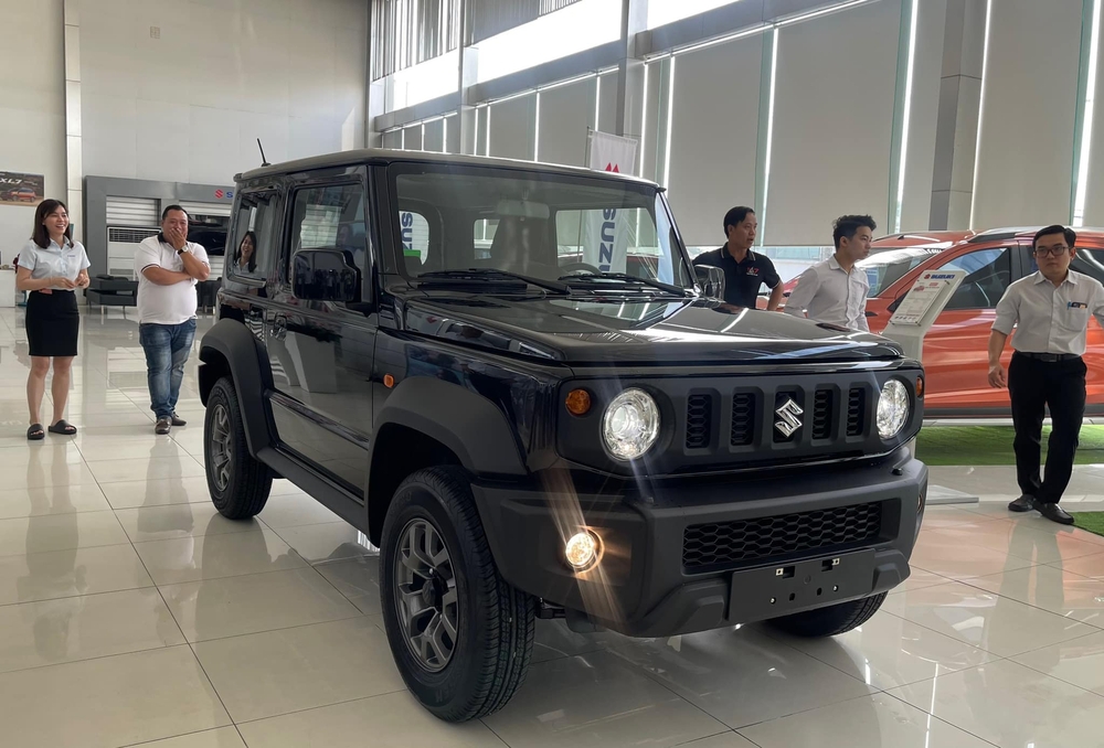 Suzuki Jimny đã về đại lý: Chưa có giá chính thức, dự kiến mở bán đầu năm sau - Ảnh 3.