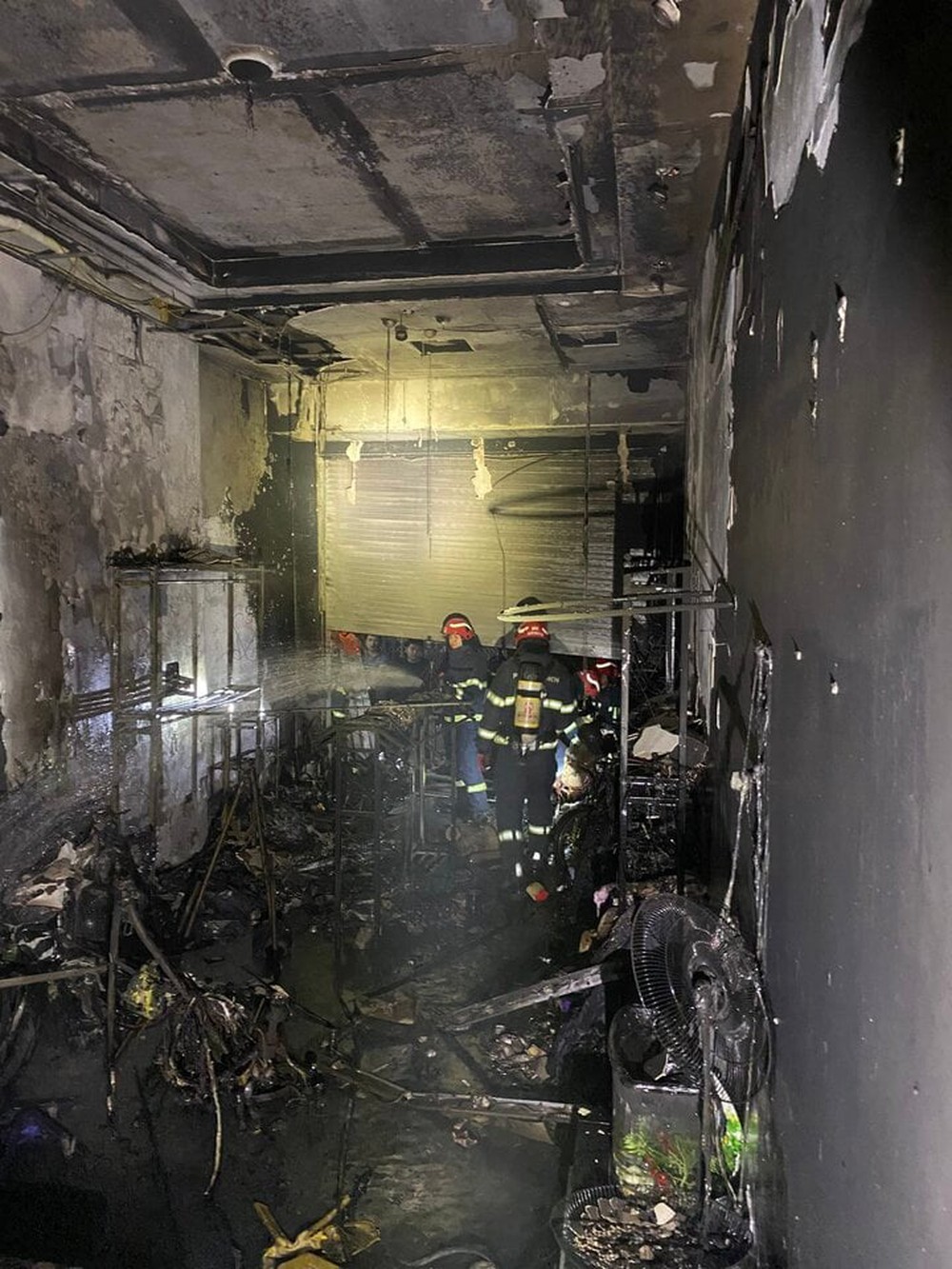 Hà Nội: Cháy nhà 4 tầng trong ngõ, 5 người thoát nạn - Ảnh 1.