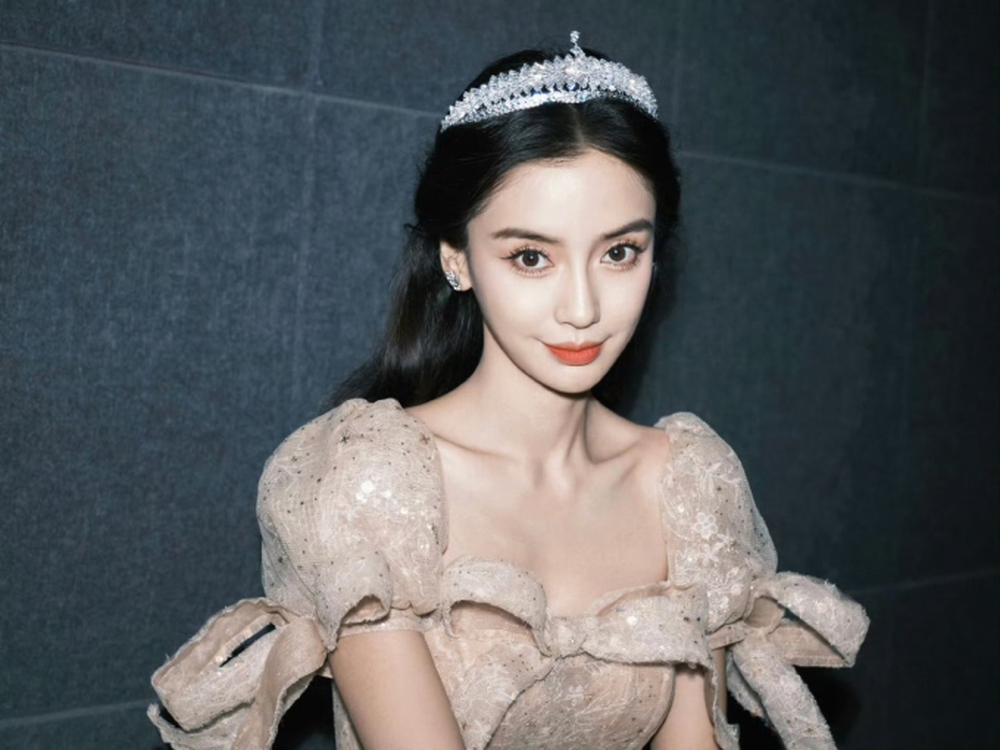 Huỳnh Hiểu Minh ngày càng mặn nồng với hot girl Diệp Kha, Angelababy lặng lẽ theo dõi nhất cử nhất động của tình địch - Ảnh 3.