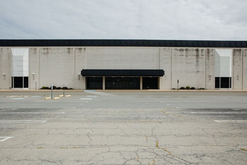 Thảm cảnh trung tâm mua sắm ở Mỹ: Nhiều nơi bị ví như ‘zombie’, mất gần 100% giá trị - Ảnh 2.