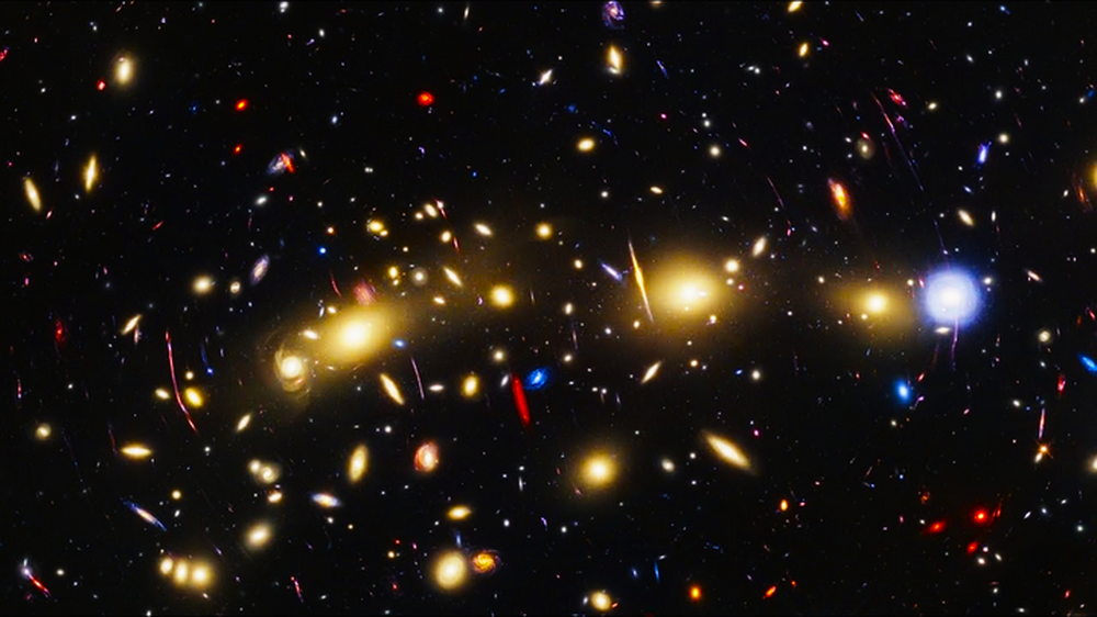 NASA quan sát Cụm thiên hà Cây Giáng sinh khoe sắc trong vũ trụ - Ảnh 1.