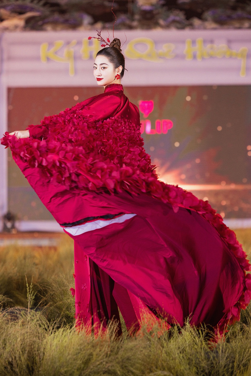 BTV Mai Ngọc, hoa hậu Lương Thùy Linh làm người mẫu show Hừng đông của Dũng Nguyễn - Ảnh 6.