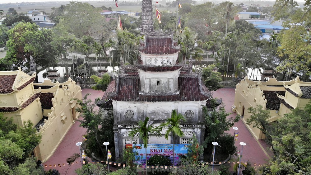 Khám phá chùa thiêng gần 1.000 năm tuổi, lưu giữ báu vật nặng 9 tấn ở Nam Định - Ảnh 2.