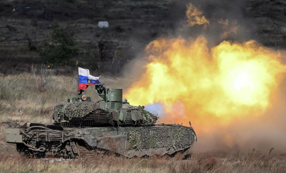 Siêu tăng T-90M Nga công phá căn cứ quân sự kiên cố của Ukraine - Ảnh 1.