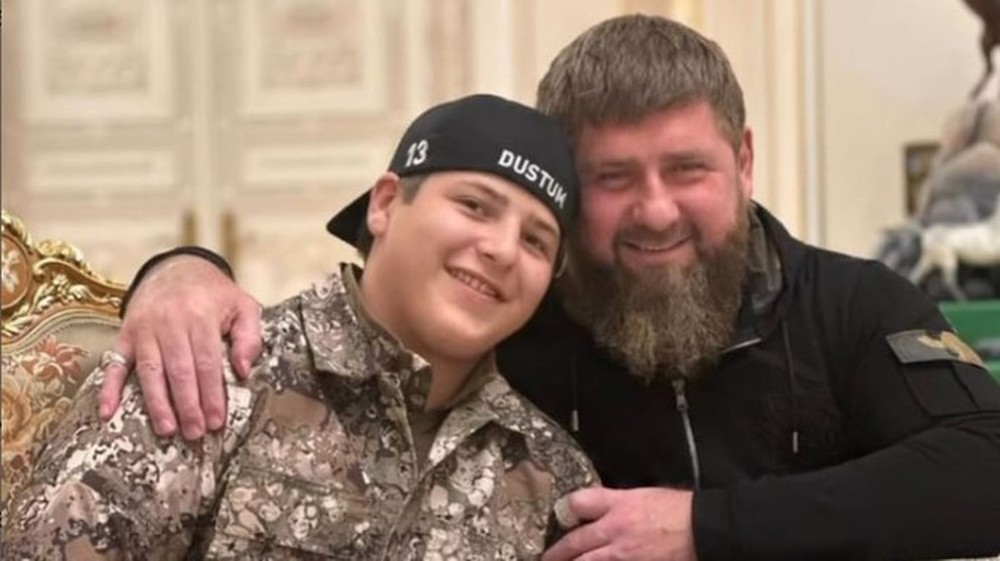 Con trai 16 tuổi của lãnh đạo Chechnya gia nhập lực lượng Nga - Ảnh 1.