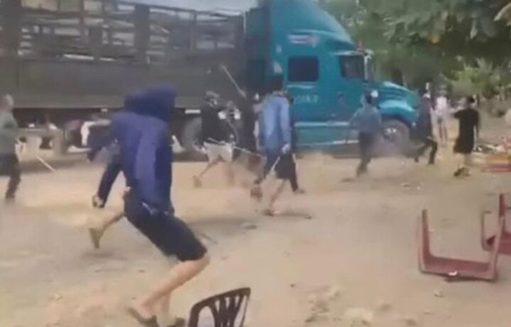 Côn đồ hỗn chiến trước sân vận động ở Quảng Bình: Truy nã một nghi phạm - Ảnh 1.