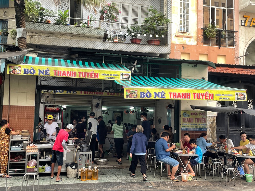 Tiệm bò né ở TP.HCM mỗi ngày bán hơn 300 phần, giới đầu bếp nước ngoài lẫn người bản địa đều xem là quán ruột - Ảnh 2.