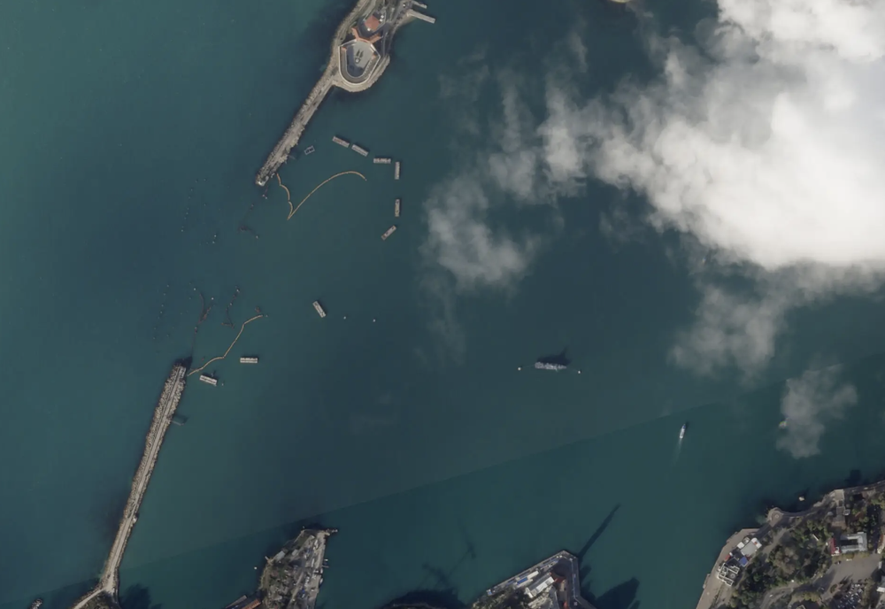 Hệ thống phòng thủ cảng Sevastopol của Nga tan tác sau bão - Ảnh 3.