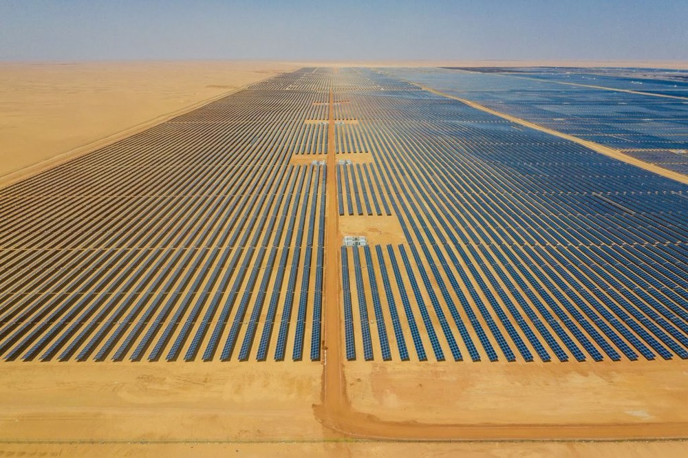 Trung Quốc lại khiến thế giới nể phục: 5.000 người xây nhà máy điện mặt trời lớn nhất toàn cầu gồm 4 triệu tấm pin giữa sa mạc, bán điện giá chỉ hơn 300 đồng/kWh - Ảnh 1.