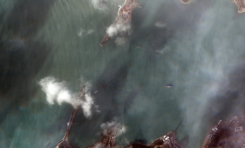 Hệ thống phòng thủ cảng Sevastopol của Nga tan tác sau bão - Ảnh 1.