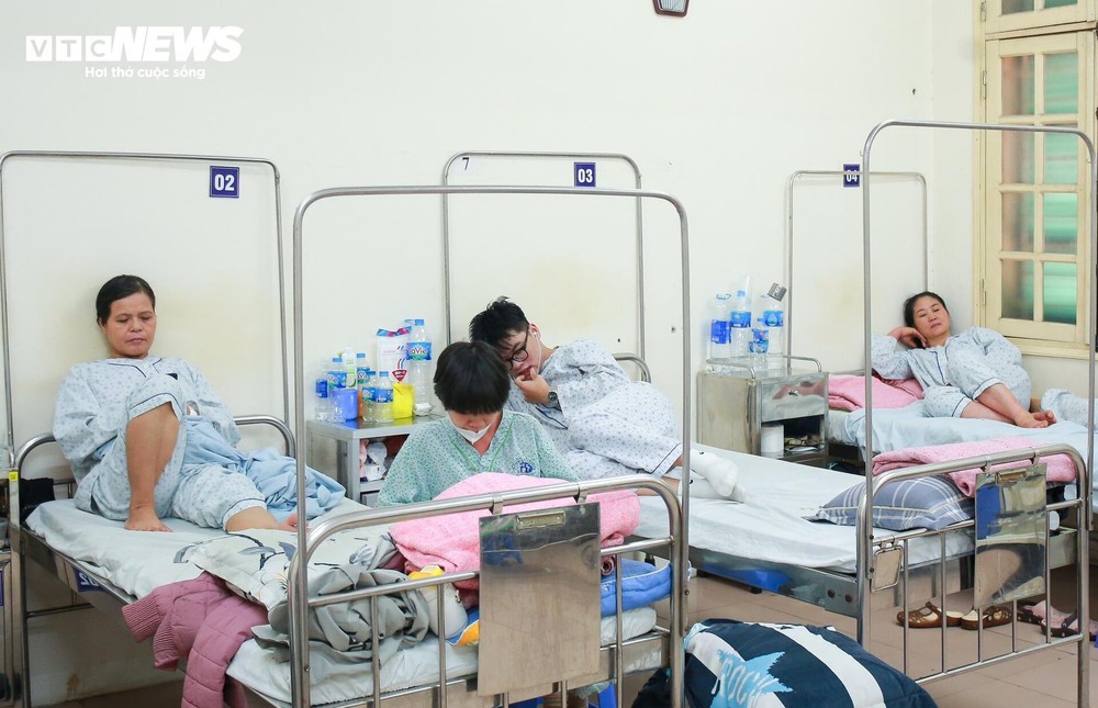 Bệnh viện kín giường vì sốt xuất huyết - Ảnh 3.