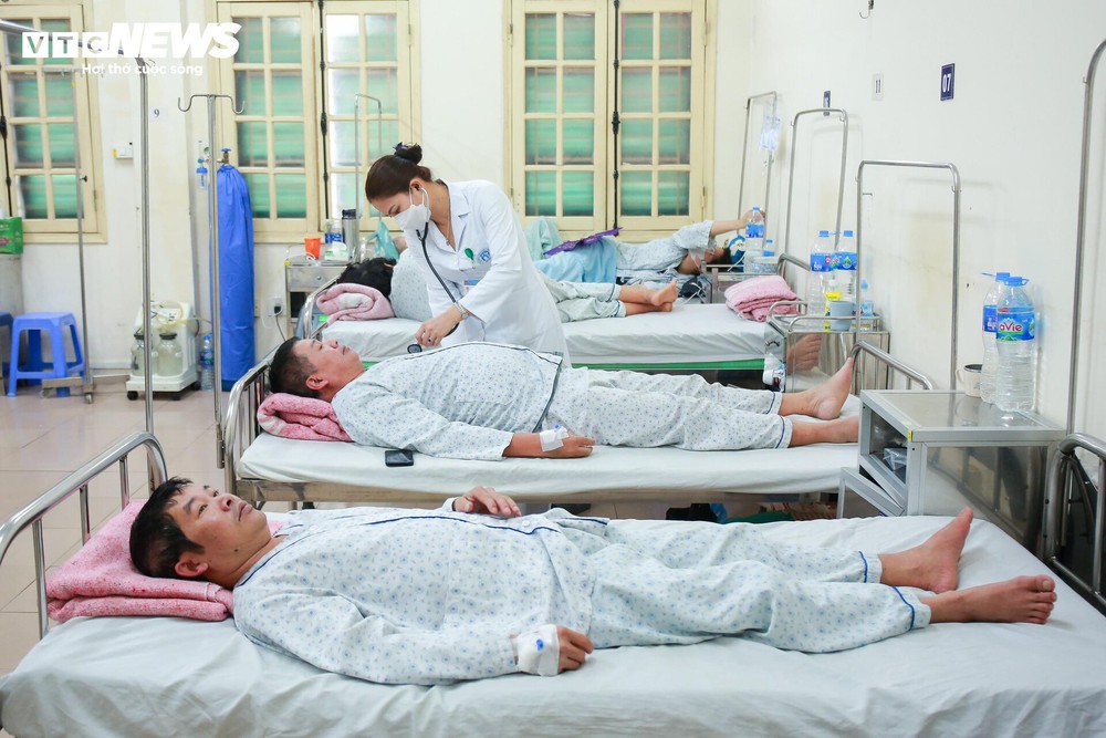 Bệnh viện kín giường vì sốt xuất huyết - Ảnh 2.