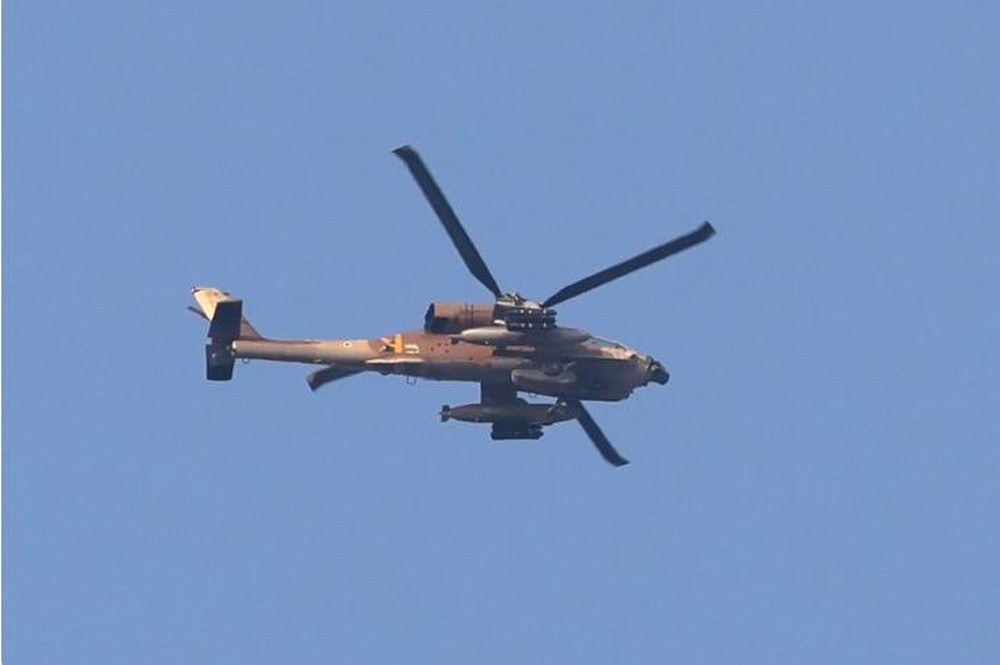 Chuyên gia Nga: Trực thăng Apache Israel quần thảo ở Gaza cửu vạn theo 1 cụm thiết bị lạ, chúng là gì? - Ảnh 1.