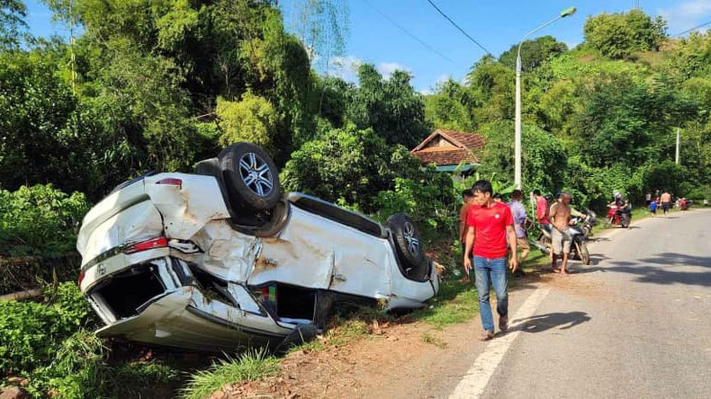 Ảnh TNGT: Nghi mất lái khi vào cua tốc độ cao, Toyota Fortuner lật ngửa dưới mương - Ảnh 1.