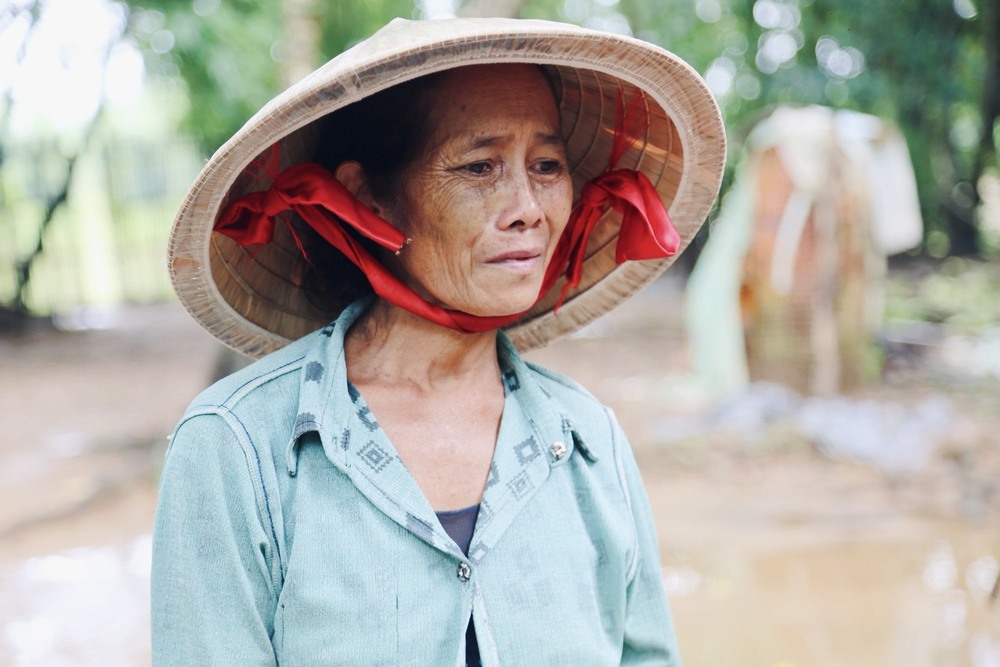 Mẹ bật khóc xin cứu con gái lớp 11 mắc ung thư: Mình nghèo, đi cầm ruộng mà người ta không dám cho vay - Ảnh 2.