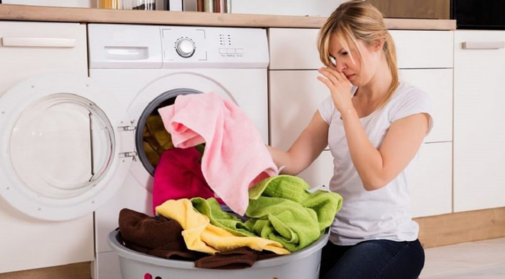 Quần áo giặt xong vẫn có mùi hôi? Nguyên nhân có thể từ 3 điều đơn giản- Ảnh 1.