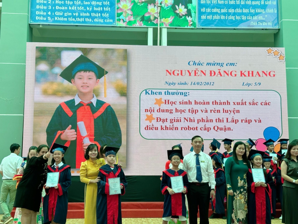 Hai gia đình sao Việt giàu sụ vẫn cho con học trường công: Học lực xuất sắc, ngoại ngữ biết 3, 4 thứ tiếng lại còn đủ tài lẻ - Ảnh 4.
