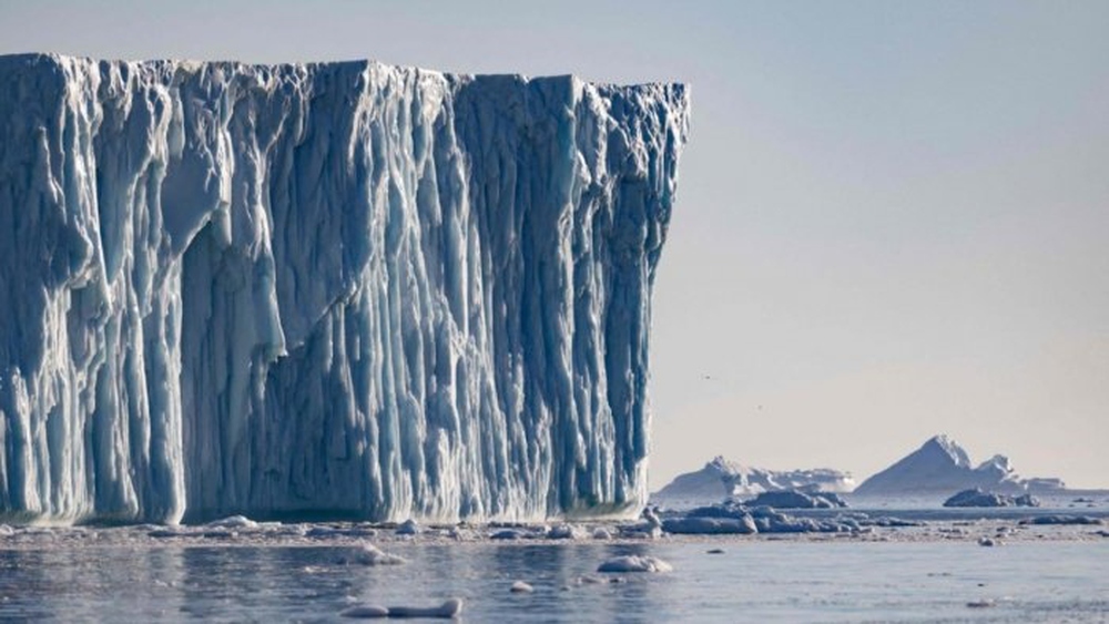 Người đầu tiên trên thế giới vượt thác băng ở Bắc cực bằng thuyền Kayak - Ảnh 1.