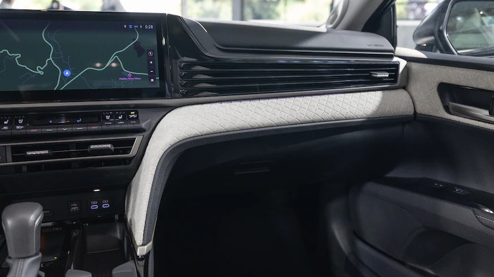 Báo Mỹ đánh giá nội thất Toyota Camry 2025: Hiện đại, dễ dùng, không còn cảm giác bị cắt trang bị với bản thấp - Ảnh 15.
