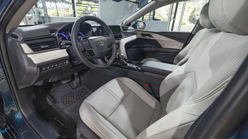 Báo Mỹ đánh giá nội thất Toyota Camry 2025: Hiện đại, dễ dùng, không còn cảm giác bị cắt trang bị với bản thấp - Ảnh 13.