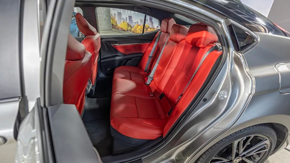 Báo Mỹ đánh giá nội thất Toyota Camry 2025: Hiện đại, dễ dùng, không còn cảm giác bị cắt trang bị với bản thấp - Ảnh 9.