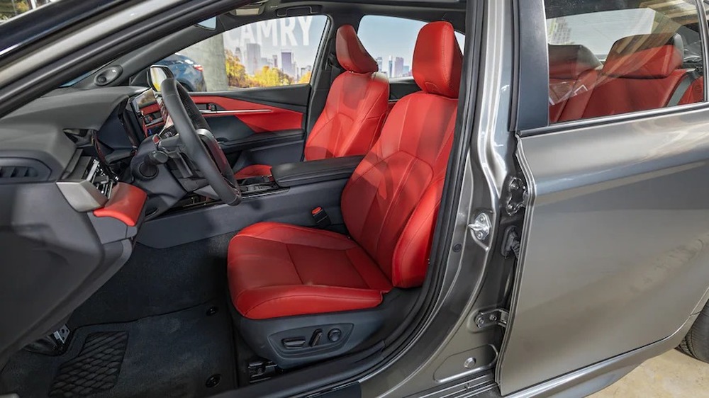Báo Mỹ đánh giá nội thất Toyota Camry 2025: Hiện đại, dễ dùng, không còn cảm giác bị cắt trang bị với bản thấp - Ảnh 8.