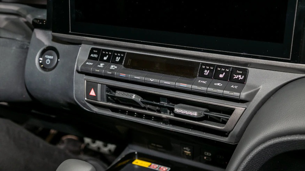Báo Mỹ đánh giá nội thất Toyota Camry 2025: Hiện đại, dễ dùng, không còn cảm giác bị cắt trang bị với bản thấp - Ảnh 23.